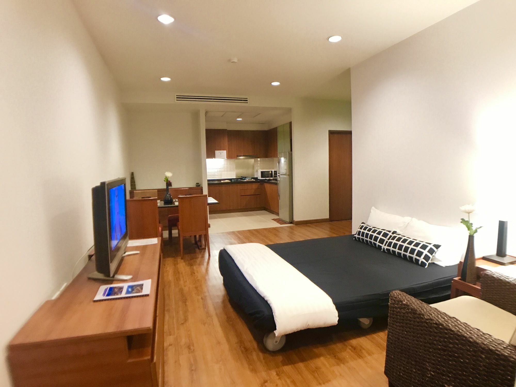 Patio Luxury Suites Bangkok Exterior foto