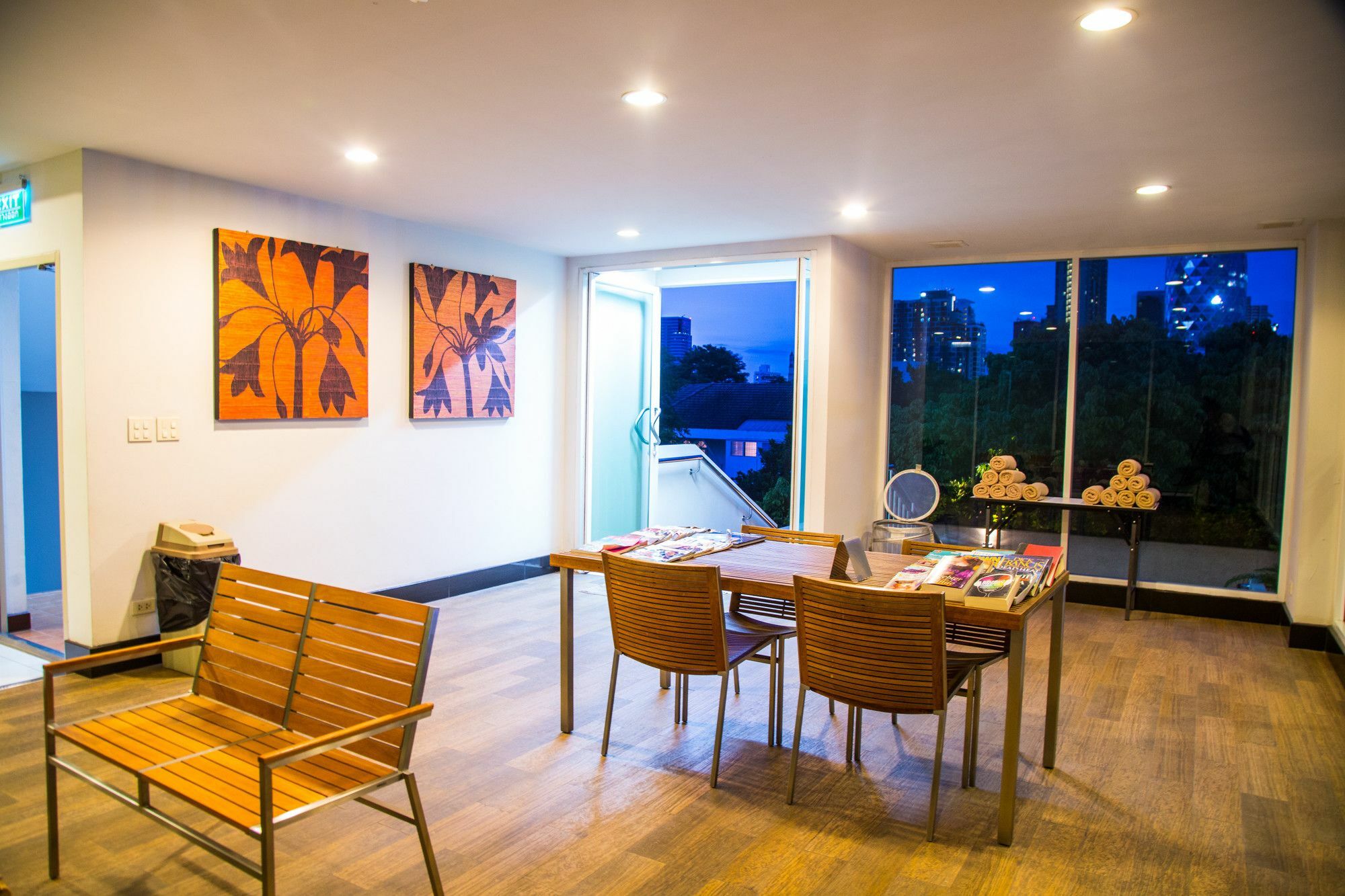 Patio Luxury Suites Bangkok Exterior foto