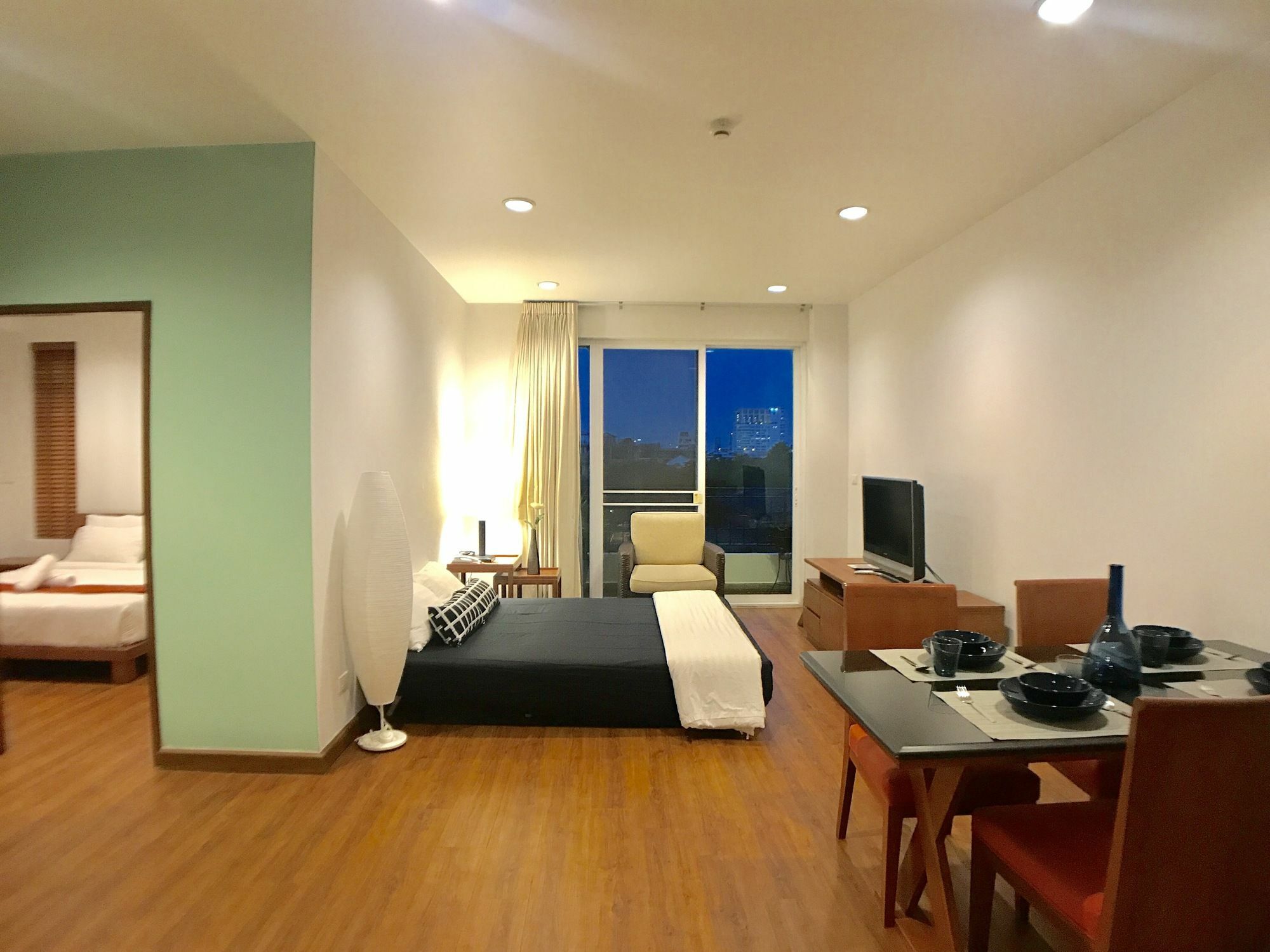 Patio Luxury Suites Bangkok Exterior foto